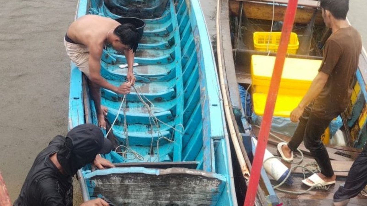 Tiga nelayan di Mukomuko, Bengkulu, selamat setelah perahu mereka karam diterjang ombak besar pada Sabtu siang, dengan kerugian ditaksir mencapai Rp10 juta.