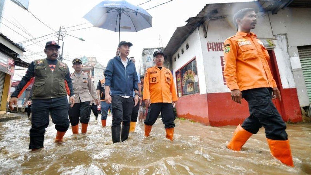 Penjabat Gubernur Jawa Barat Bey Machmudin menyorot buruknya pengelolaan pembangunan di sepanjang sungai sebagai penyebab banjir di Bandung dan sekitarnya, menekankan perlunya solusi komprehensif dari berbagai pihak.