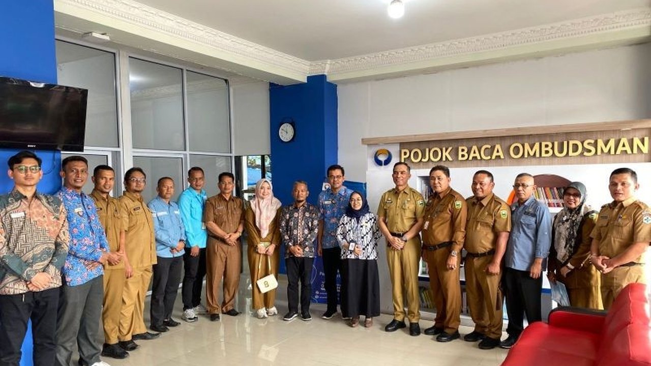 Pemkab Solok, Sumatera Barat, melakukan berbagai upaya peningkatan pelayanan publik, termasuk kunjungan ke Ombudsman RI Sumbar untuk persiapan penilaian tahun 2025, setelah meraih peringkat I di Sumbar pada 2024.