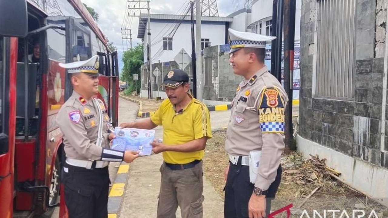 Polres Sukabumi menyiapkan strategi untuk mengantisipasi kemacetan dan kecelakaan lalu lintas selama libur panjang Isra Mi'raj dan Imlek 2025, termasuk penempatan petugas di titik rawan, pemeriksaan kendaraan, dan rekayasa lalu lintas.
