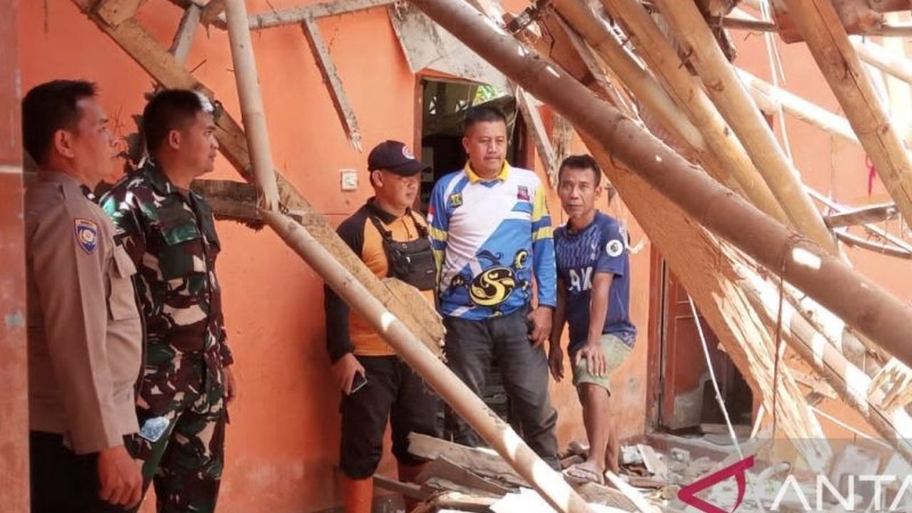 Hujan deras dan angin kencang di Sukabumi mengakibatkan rumah milik Aceng ambruk, memaksa satu keluarga untuk mengungsi ke rumah kerabat, sementara BPBD telah memberikan bantuan.