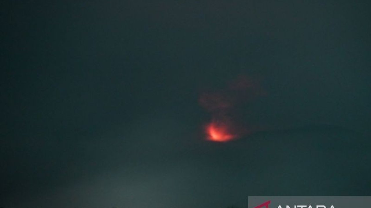 Gunung Ibu di Halmahera Barat kembali erupsi pada Minggu dini hari, memuntahkan abu vulkanik hingga 1200 meter dan menyebabkan evakuasi warga sekitar.