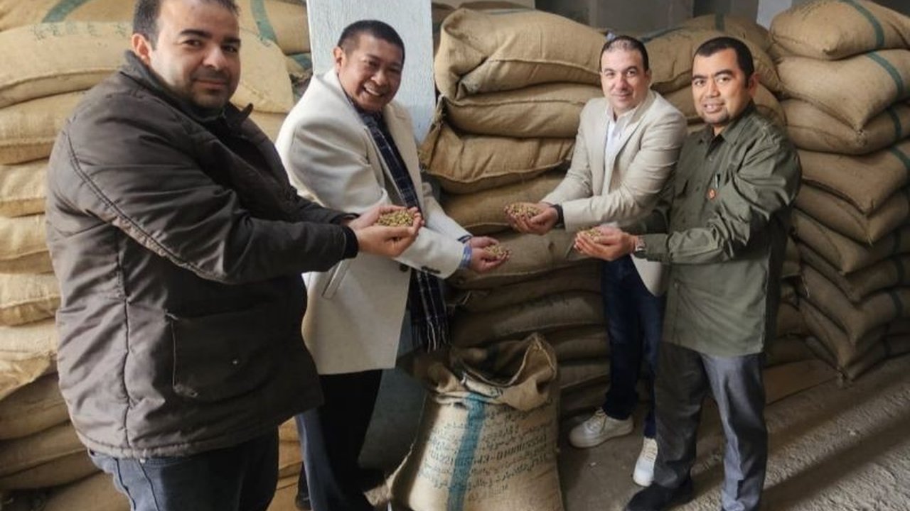 Atase Perdagangan Kairo menyaksikan ekspor 39,6 ton biji kopi robusta Indonesia ke Mesir, hasil kesepakatan di Trade Expo Indonesia 2024,  menunjukkan potensi pasar kopi Indonesia yang besar di Mesir.