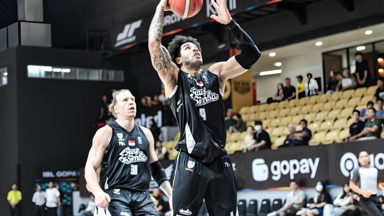 Kemenangan tipis Rans Simba Bogor atas Dewa United Banten di IBL 2025 meningkatkan motivasi tim, terutama setelah berhasil mengalahkan tim unggulan dengan performa impresif dari pemain kunci seperti Aaron Fuller.