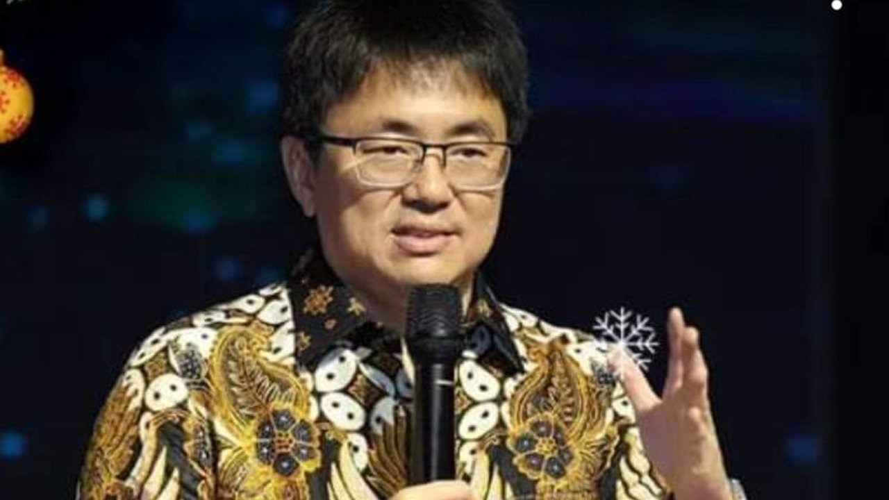 Wali Kota Manado, Andrei Angouw, meninjau langsung kondisi Ruang Terbuka Non Hijau (RTNH) di Jembatan Sario dan Taman Berkat, memastikan kenyamanan warga dan merencanakan pengembangan destinasi wisata baru.