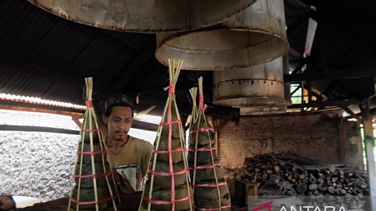 Ester, produsen dodol tradisional Bekasi, kebanjiran pesanan menjelang Imlek karena mempertahankan resep turun-temurun dan kualitas, meski menghadapi kenaikan harga bahan baku.