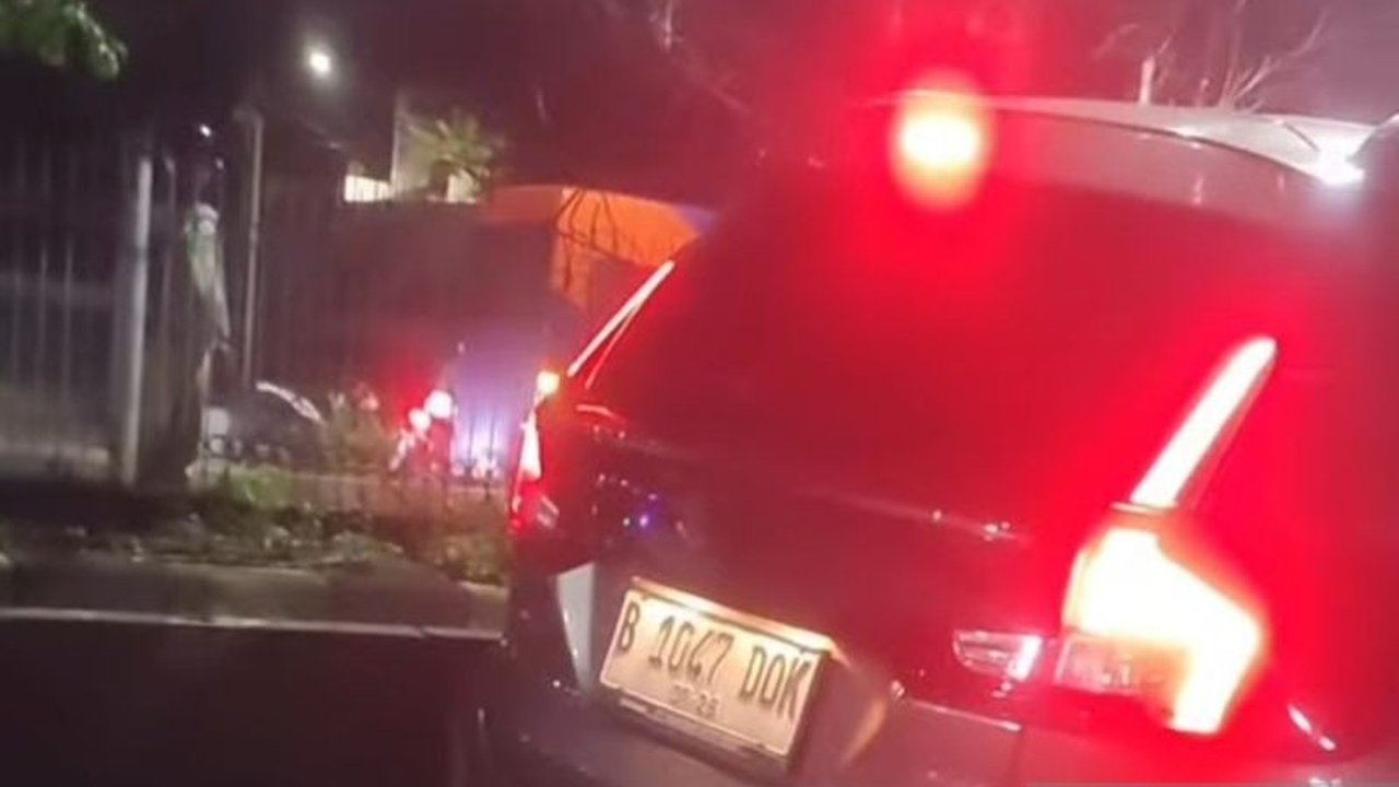 Sebuah insiden di Jalan Panjang Arteri, Kebon Jeruk, Jakarta Barat, Minggu dini hari, menampilkan sebuah mobil yang dirusak massa karena melawan arah; insiden tersebut telah diselesaikan secara kekeluargaan.