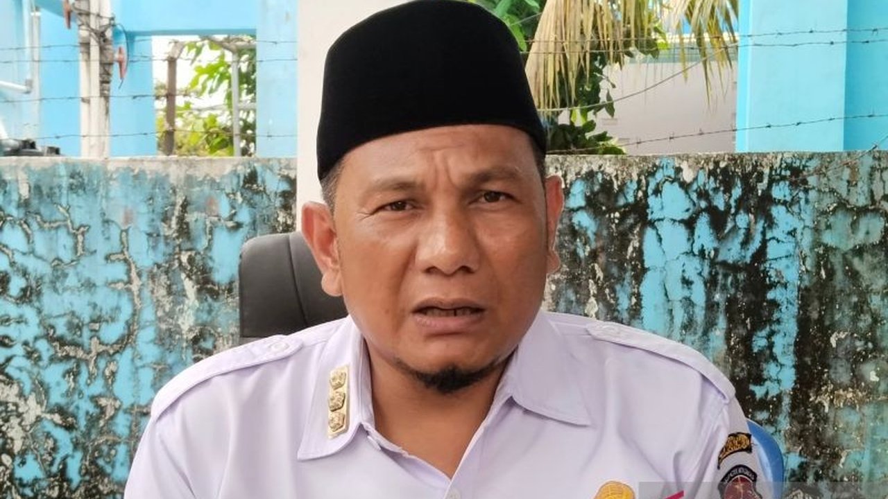 Masyarakat Mukomuko, Bengkulu, tetap melestarikan tradisi sedekah makanan dan minuman di masjid-masjid dalam rangka memperingati Isra Miraj, sebagai wujud kebersamaan dan penghormatan terhadap Nabi Muhammad SAW.