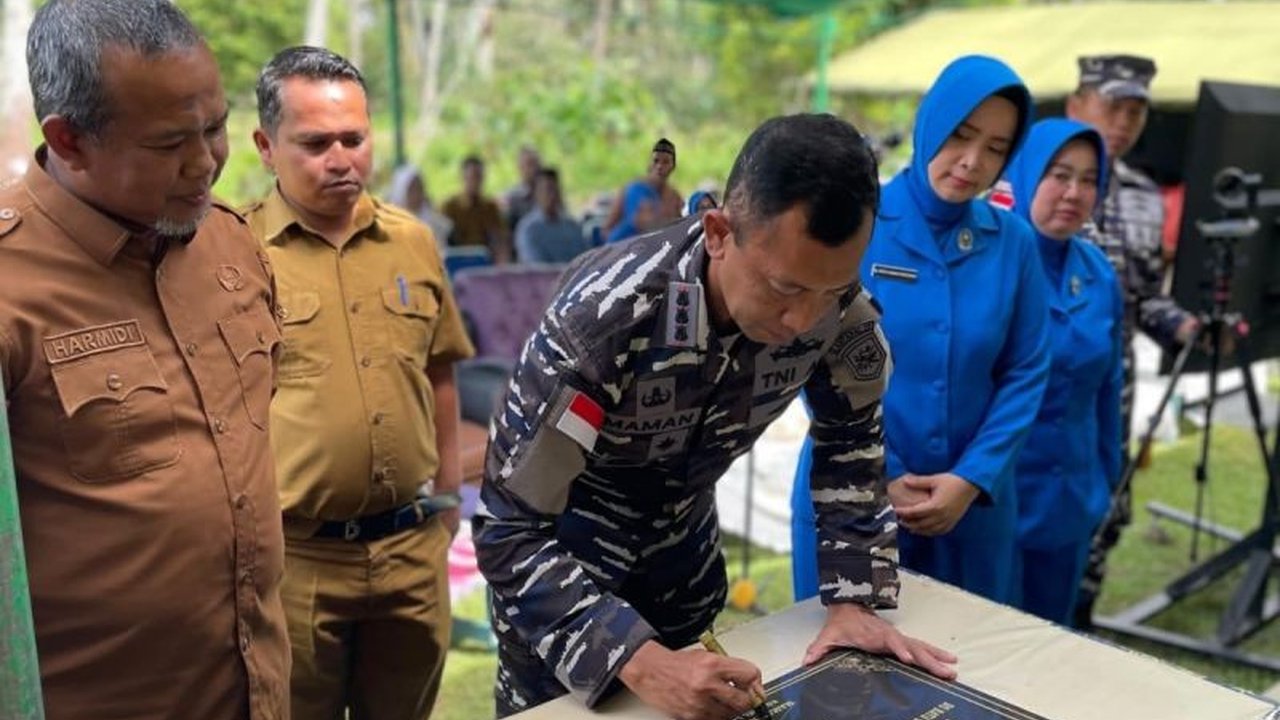 TNI Angkatan Laut membentuk tiga Kampung Bahari Nusantara (KBN) di Natuna untuk meningkatkan kesejahteraan masyarakat pesisir melalui program pendidikan, ekonomi, kesehatan, pariwisata, dan pertahanan keamanan.