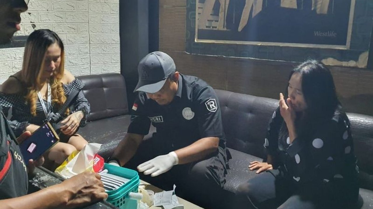 BNN Kota Mataram bersama instansi terkait menggelar operasi gabungan untuk mendeteksi dini penyalahgunaan narkoba di tempat kos dan kafe di Mataram, NTB, yang berhasil mengamankan miras dan satu orang positif narkoba.