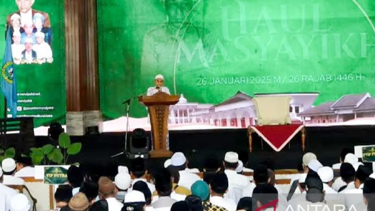 Pondok Pesantren Nurul Jadid di Paiton, Probolinggo, memperingati Harlah ke-76 dengan menekankan visi mencetak kader bangsa yang menguasai ilmu agama dan sains, serta kontribusi alumni untuk masyarakat.