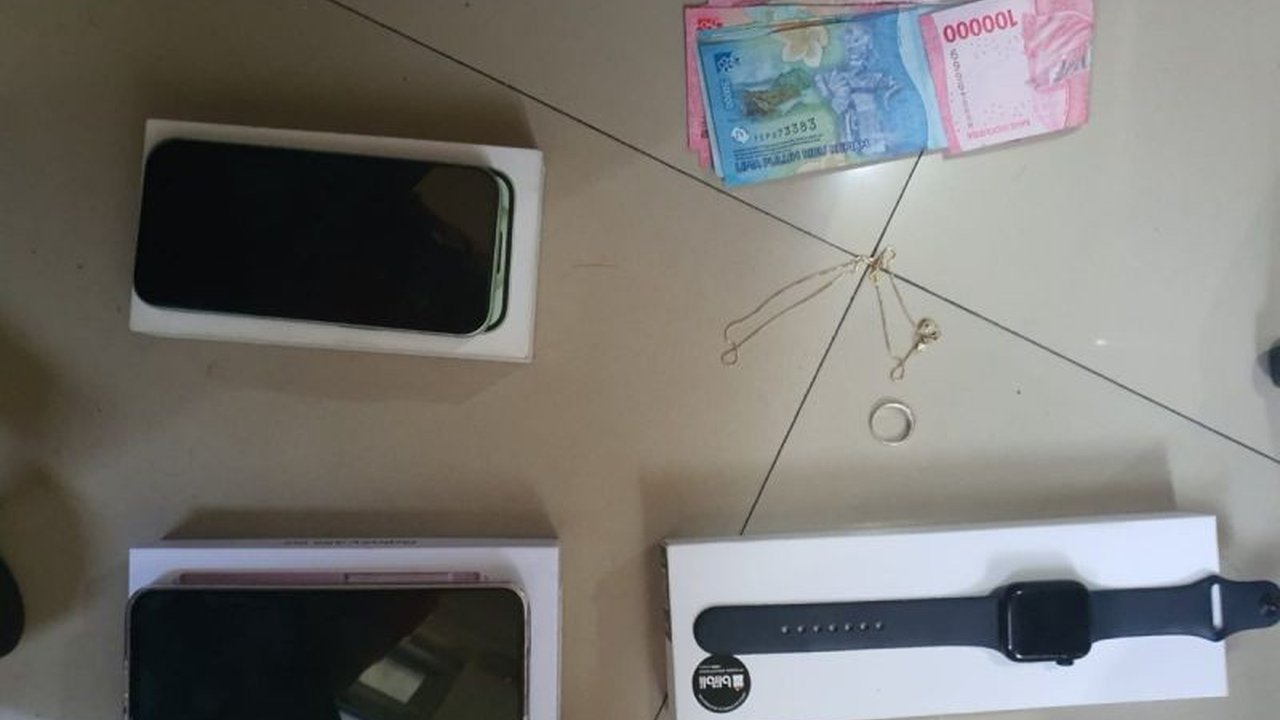 Polisi Jakarta Pusat menangkap pasangan suami istri yang menipu seorang PNS dengan modus penjualan tiket pesawat promo, mengakibatkan kerugian Rp77.800.000.