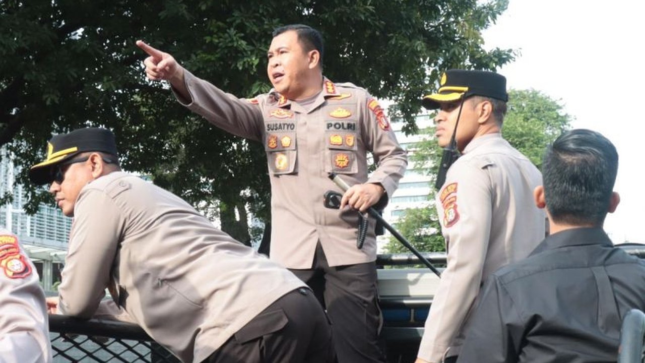 Polres Metro Jakarta Pusat mengerahkan 1994 personel gabungan untuk mengamankan aksi unjuk rasa bela Palestina di depan Kedubes AS pada Minggu, 26 Januari, dengan imbauan penyampaian pendapat yang damai dan humanis.
