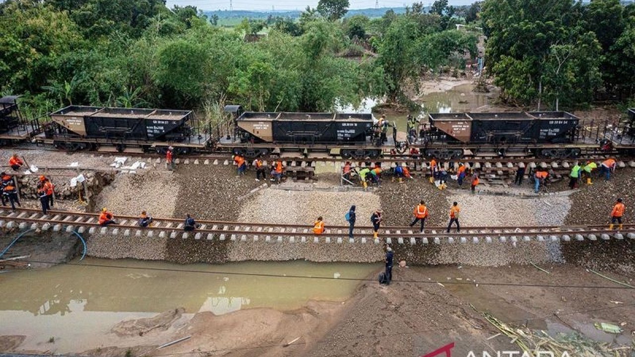 10 Perjalanan KA Daop Semarang Dibatalkan Akibat Jalur Rel Terputus di Grobogan