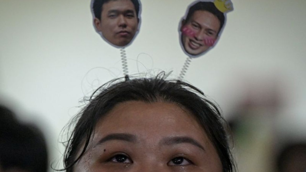 Perpisahan pasangan ganda putra legendaris bulu tangkis Indonesia, Hendra Setiawan/Mohammad Ahsan, di Istora Senayan diwarnai haru biru para penggemar dan ucapan dari atlet dunia, sebelum pertandingan eksebisi melawan Kevin Sanjaya/Seo Seung Jae.