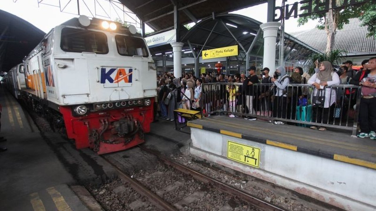 PT KAI Daop 8 Surabaya mencatat penjualan tiket kereta api mencapai 205.102 tiket selama periode libur panjang Isra Miraj dan Imlek (24-29 Januari 2025), dengan tujuan terpopuler Jakarta, Semarang, Bandung, Yogyakarta, dan Banyuwangi.