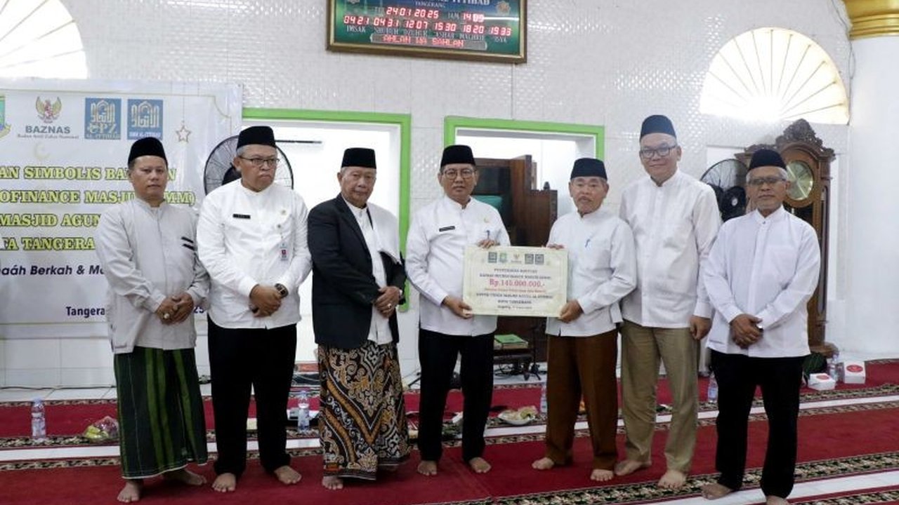 Baznas Kota Tangerang menyalurkan bantuan senilai Rp145 juta kepada 50 pelaku UMKM di Masjid Agung Al-Ittihad untuk meningkatkan perekonomian masyarakat dan mengurangi angka kemiskinan, bagian dari penyaluran total dana ZIS Rp17 miliar pada 2024.