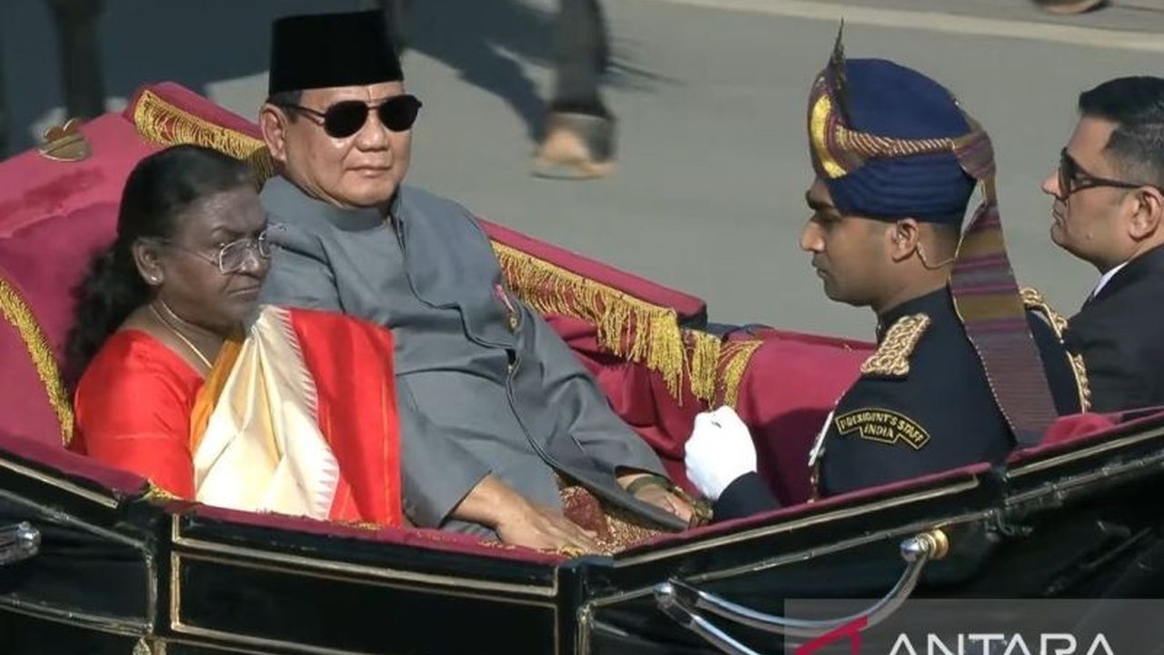 Presiden Prabowo Subianto mendampingi Presiden India Droupadi Murmu menyaksikan parade Kontingen Patriot RI di India Gate, New Delhi, pada Minggu, 26 Januari 2024, menggunakan kereta kuda.