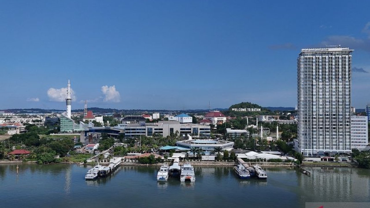 Relaksasi aturan visa di Kepulauan Riau, berupa bebas visa untuk pemegang PR Singapura dan visa 7 hari seharga Rp250.000, telah meningkatkan kunjungan wisatawan mancanegara dan memberikan dampak positif pada perekonomian daerah.