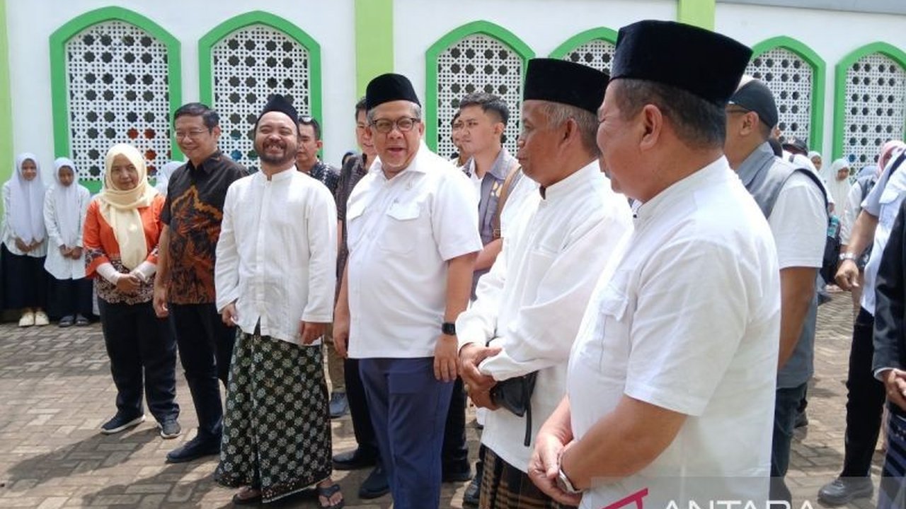 Wamen PUPR, Fahri Hamzah, mengumumkan anggaran Rp19 triliun untuk renovasi sekolah dasar, menengah, dan pondok pesantren pada 2025, dengan koordinasi bersama Kemendikbudristek dan Kemenag untuk memastikan standar kualitas renovasi.