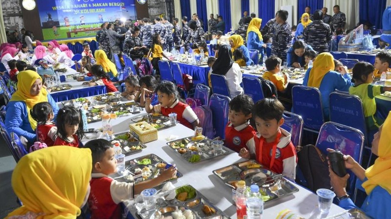 Pemerintah berupaya mewujudkan program Makan Bergizi Gratis (MBG) senilai Rp100 triliun dengan strategi efisiensi anggaran, kemitraan swasta, dan optimalisasi penerimaan negara untuk memastikan keberlanjutan program dan stabilitas ekonomi.