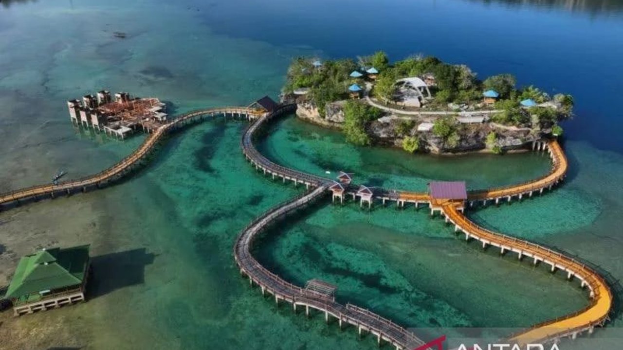 Bapenda Kota Baubau berhasil mengumpulkan Pendapatan Asli Daerah (PAD) sebesar Rp124,1 miliar di tahun 2024, hampir mencapai target yang ditetapkan sebesar Rp124,4 miliar, meskipun beberapa sektor masih di bawah target.