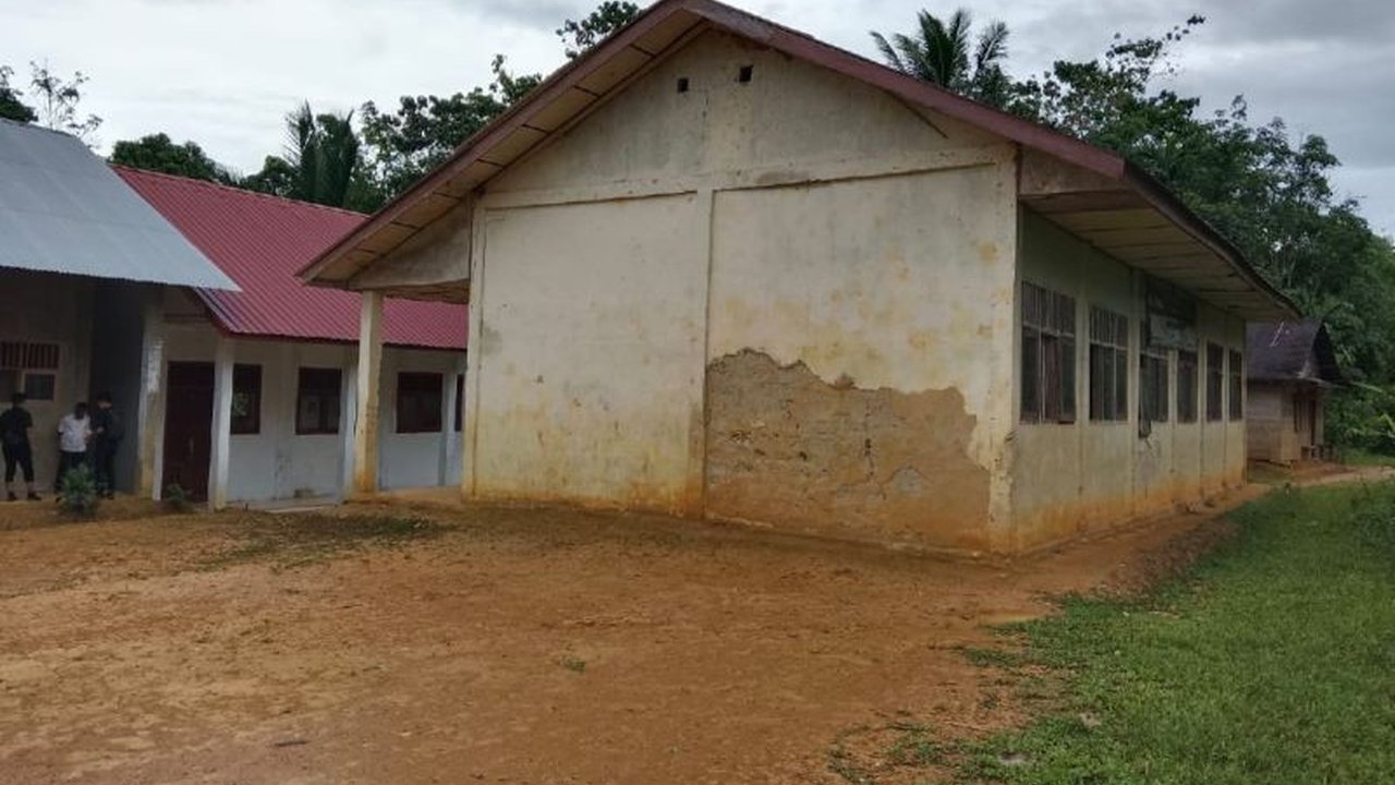 Pemerintah Kabupaten Nias menyatakan 20 SDN membutuhkan perbaikan akses jalan untuk memudahkan akses belajar mengajar, termasuk guru yang harus berjalan kaki hingga 5 kilometer melewati medan sulit.