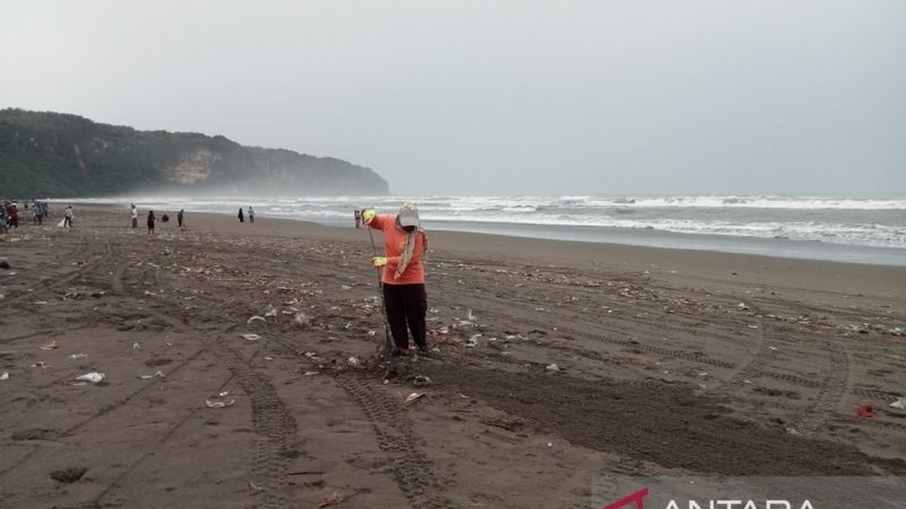 Bupati Bantul dan Gubernur DIY menekankan pentingnya kebersihan destinasi wisata untuk meningkatkan daya tarik wisatawan, terutama di Bantul yang memiliki 43 desa wisata, guna mendukung kemajuan pariwisata pascapandemi.