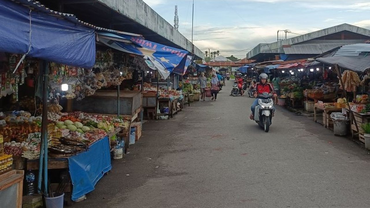 Pemerintah Kabupaten Mimika berkomitmen menjaga stabilitas harga bahan pokok dan ketersediaannya pasca Tahun Baru 2025, dengan pemantauan rutin di pasar tradisional dan modern serta distributor.