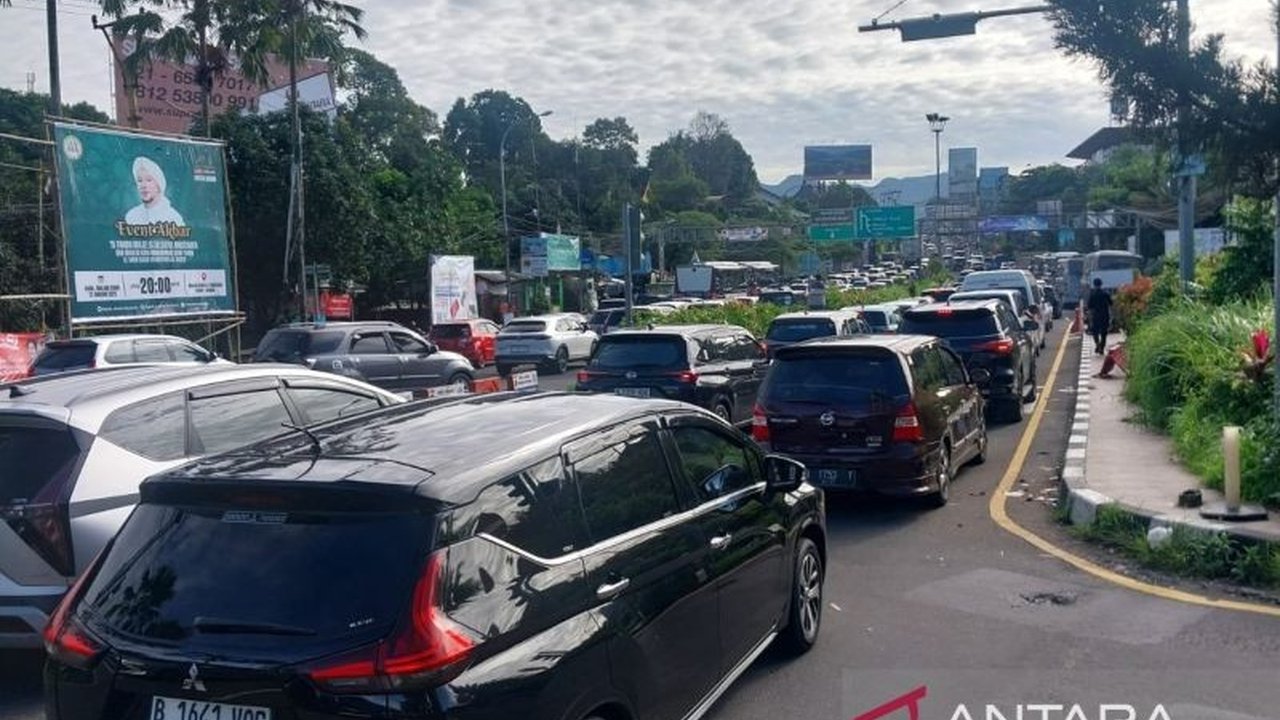Kemacetan parah hingga 2,5 kilometer terjadi di jalur Puncak, Bogor, Minggu (26/1), disebabkan penerapan sistem ganjil genap dan  penutupan jalur untuk kendaraan tertentu.