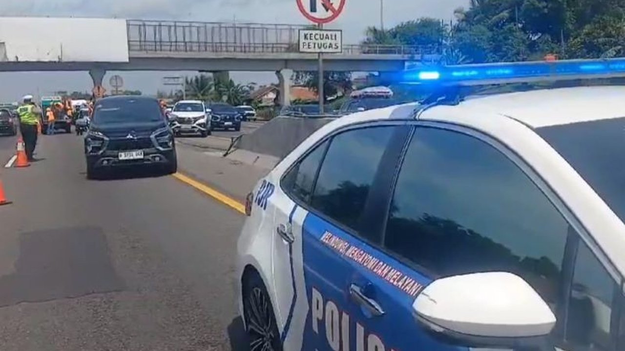 Kepadatan lalu lintas di Tol Jakarta-Cikampek selama libur panjang Isra Miraj dan Imlek membuat pengelola menerapkan rekayasa lalu lintas lawan arah untuk mengurai kepadatan, lalu ditutup setelah situasi kembali normal.