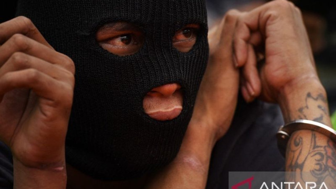 Tiga pria di Bombana, Sulawesi Tenggara, ditangkap polisi karena melakukan pemerkosaan terhadap siswi SMP hingga hamil enam bulan, kasus ini terungkap setelah keluarga korban menyadari kehamilannya.