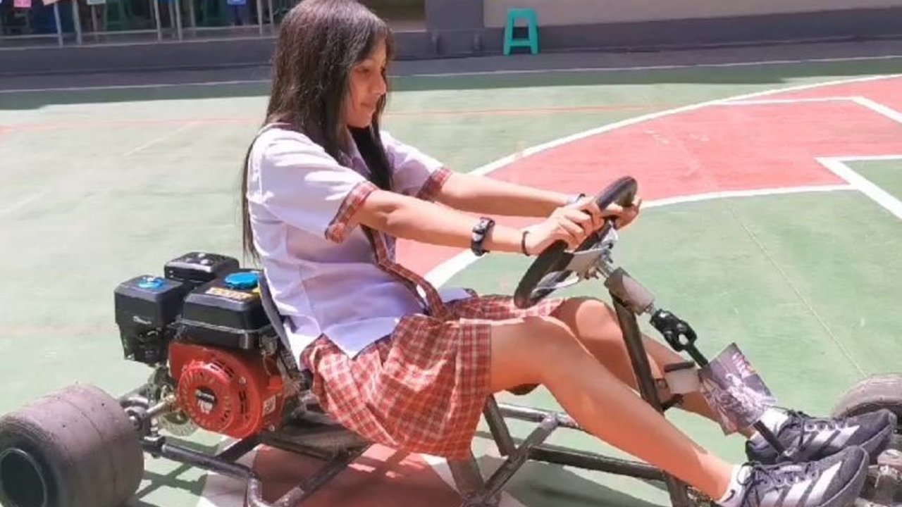 Lima siswa SMA Puhua School, Purwokerto, berhasil merakit mobil balap Go-Kart dan berbagai proyek ramah lingkungan lainnya dalam ajang Science and Business Fair 2025.