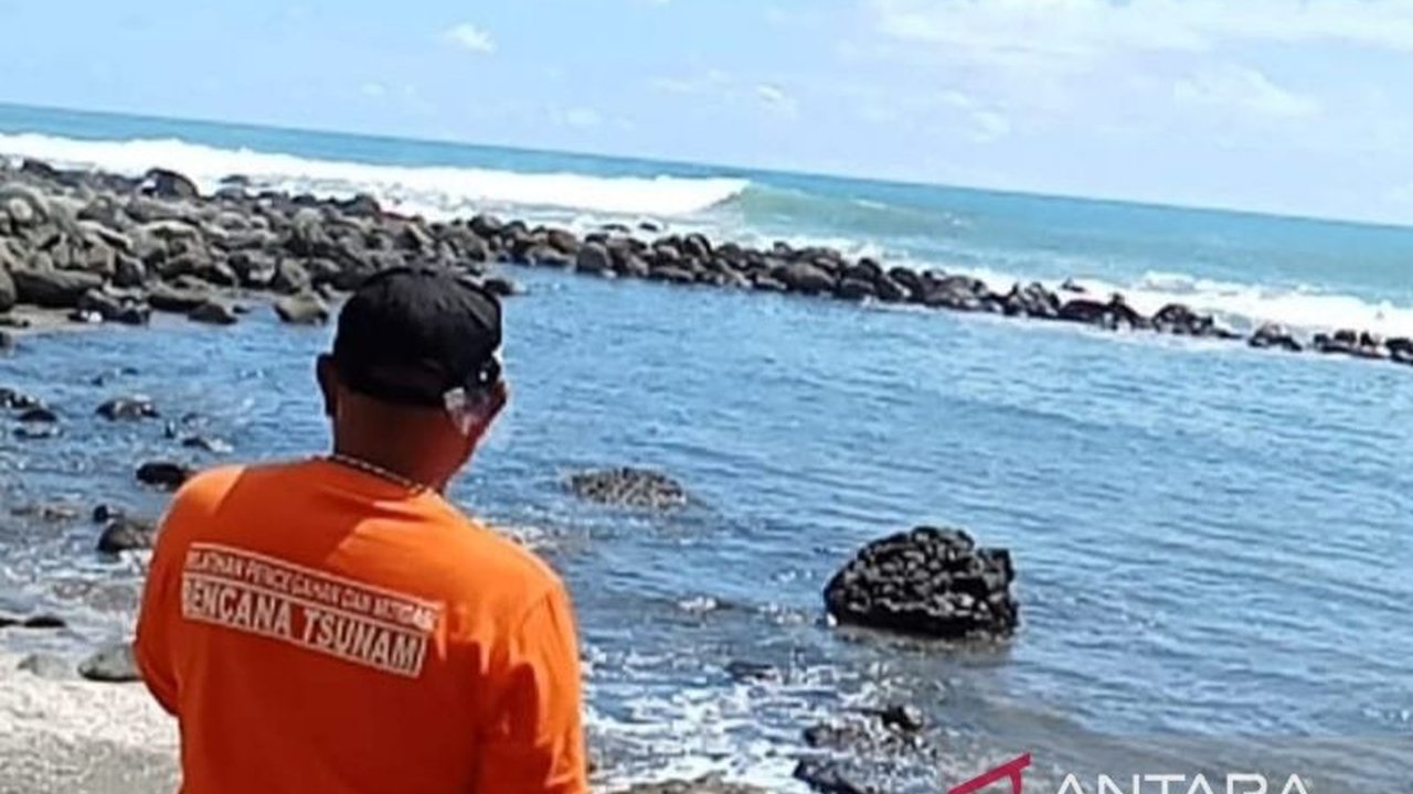 Tim SAR gabungan di Cianjur berhasil menemukan jasad Dadang (45), seorang nelayan yang hilang terseret ombak saat sedang menjaring ikan di Pantai Cigebang pada Minggu, 26 Januari 2024.