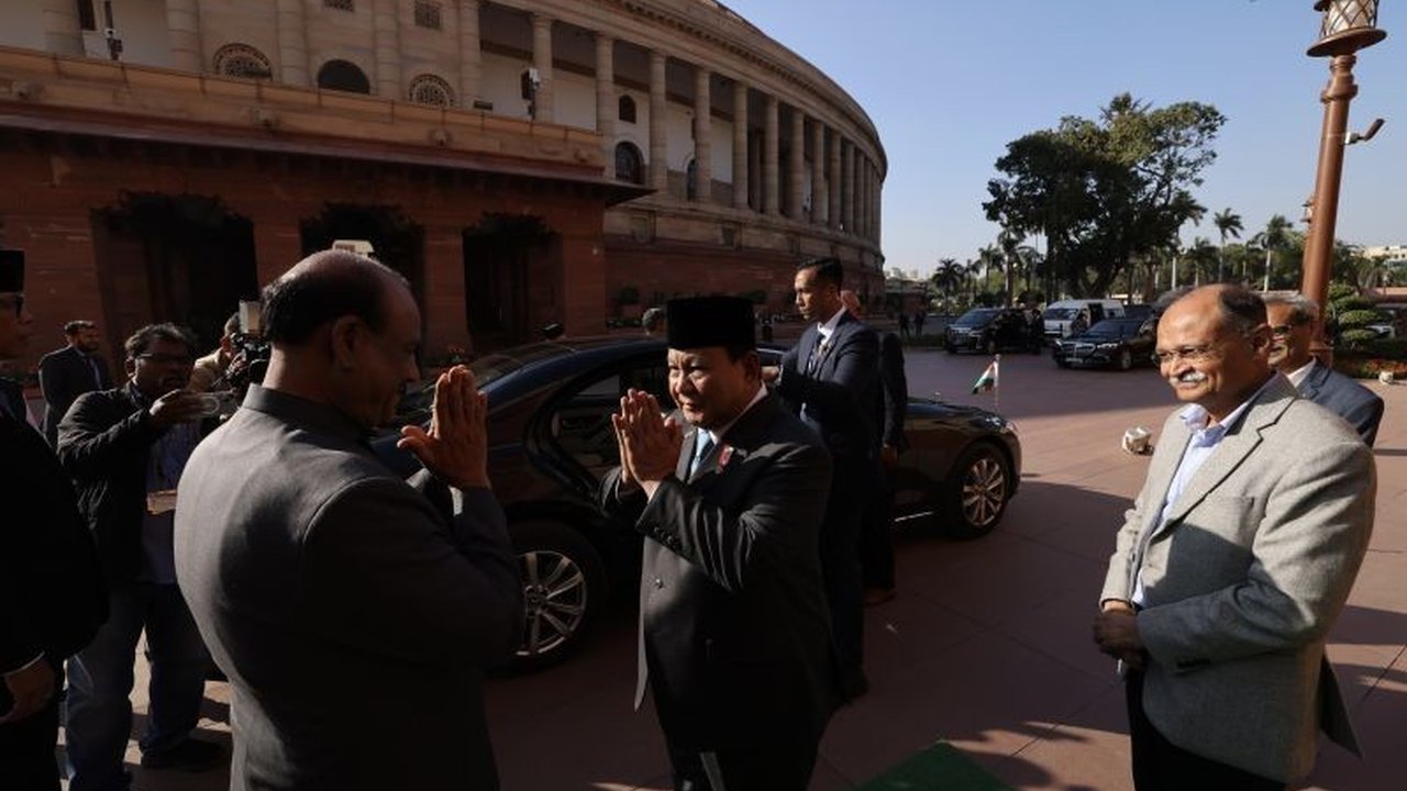 Presiden Prabowo Subianto mengunjungi Gedung Parlemen India di New Delhi, Sabtu (25/1),  mengamati arsitektur bersejarah, karya seni, dan instalasi sains seperti Foucault’s Pendulum, serta berdiskusi dengan pejabat parlemen India.