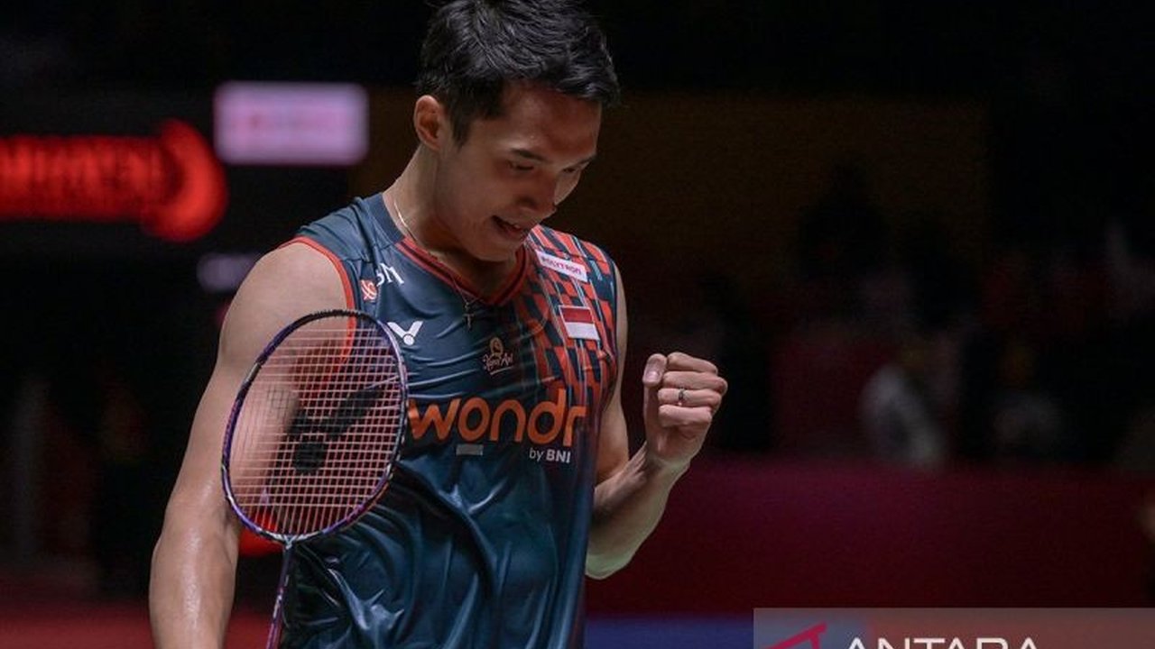 Jonatan Christie, tunggal putra Indonesia, harus puas menjadi runner-up Indonesia Masters 2025 setelah kalah dramatis dari Kunlavut Vitidsarn dari Thailand dengan skor 21-18, 17-21, 18-21 di Istora Senayan, Jakarta.