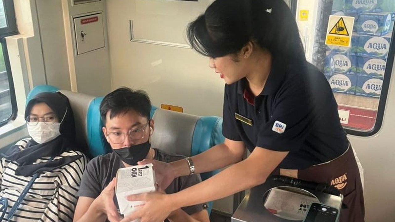 KAI Daop 9 Jember memberikan makanan dan minuman kepada penumpang KA Blambangan Ekspres dan KA Pandalungan yang mengalami keterlambatan akibat banjir Grobogan, sebagai bentuk pelayanan terbaik dan sesuai Permenhub No. 63 Tahun 2019.