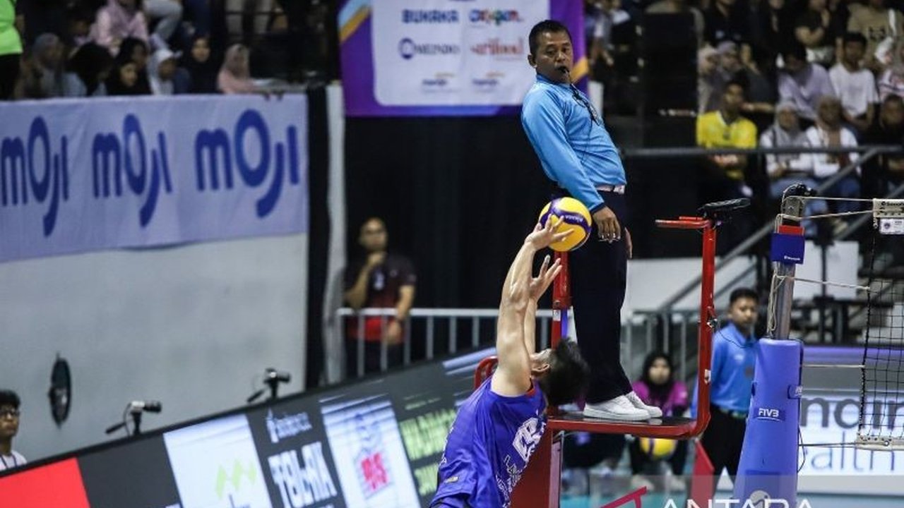 Jakarta LavAni Livin' Transmedia menjadi tim pertama yang memastikan tempat di final four Proliga 2025 setelah mengalahkan Surabaya Samator dengan skor 3-0 pada Minggu di Surabaya.