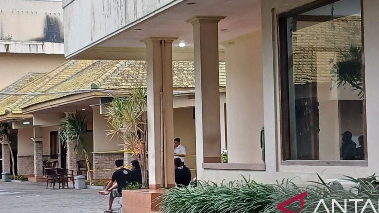 Polisi memeriksa Hotel Adisurya, Kediri, yang diduga menjadi tempat menginap korban mutilasi di Ngawi, Jawa Timur; penyelidikan melibatkan keterangan saksi dan barang bukti.