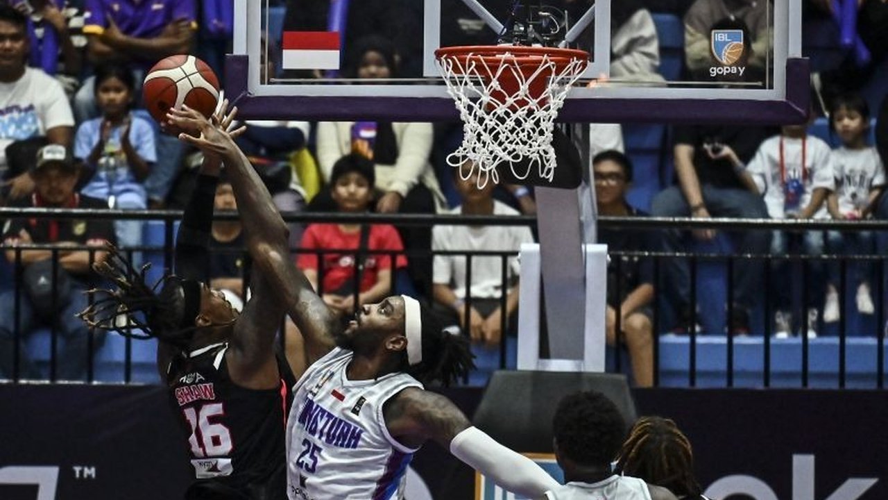 Hang Tuah Jakarta meraih kemenangan kandang pertamanya di IBL 2025 dengan skor 77-63 atas Tangerang Hawks di GOR Ciracas, Jakarta, Minggu (26/1),  mendongkrak posisi mereka ke peringkat tiga klasemen sementara.