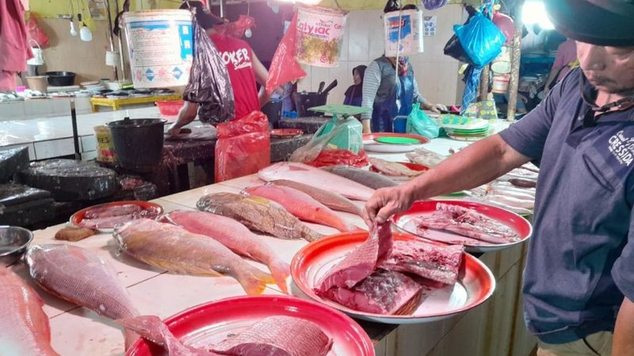 Pasokan ikan di Pasar Higienis Bahari Berkesan Ternate melimpah, membuat harga ikan relatif stabil, meski potensi kenaikan harga tetap ada jika pasokan berkurang.
