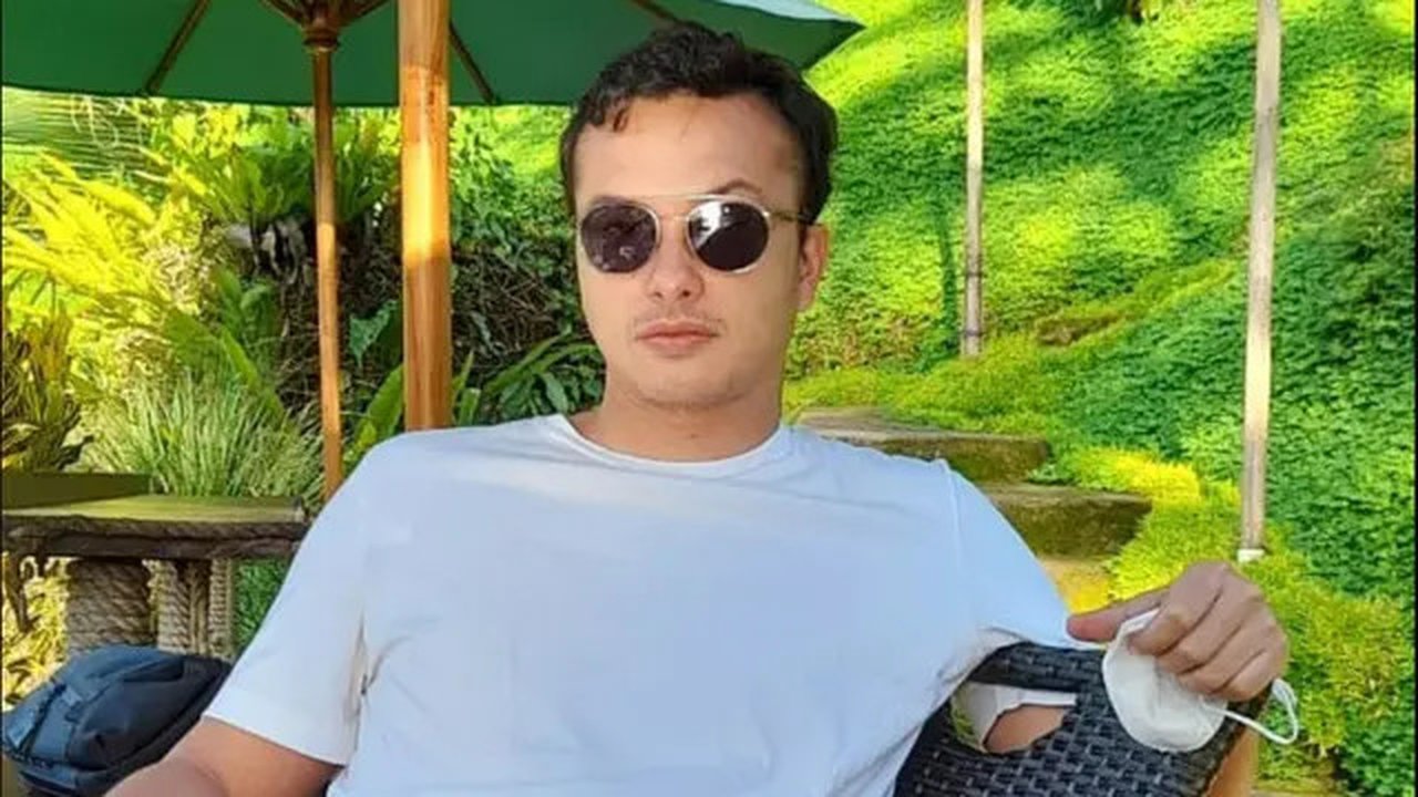 Gaya Santai Nicholas Saputra ketika Nongkrong. (Sumber: Twitter/@txtaboutnicsap)