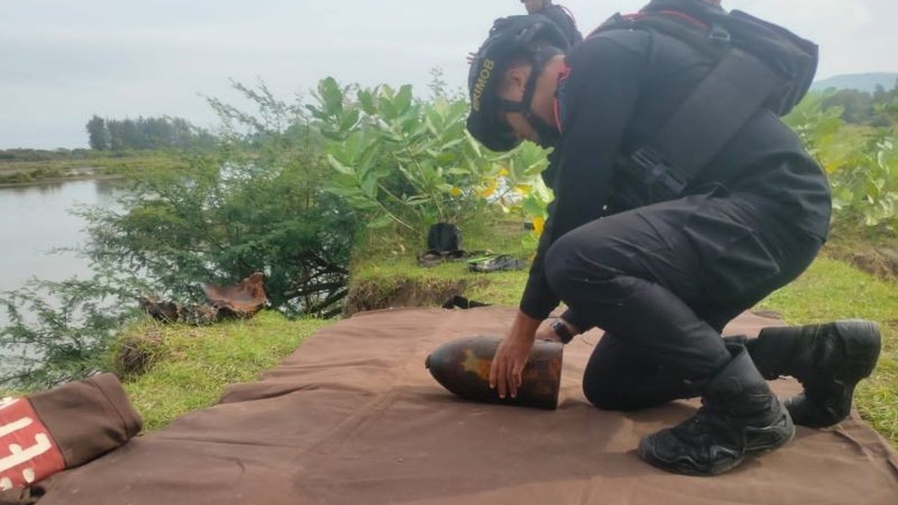 Warga Aceh Besar menemukan bom proyektil diduga peninggalan Belanda di pesisir pantai Kuala Giging; tim Jibom Gegana Brimob Polda Aceh telah berhasil menanganinya.