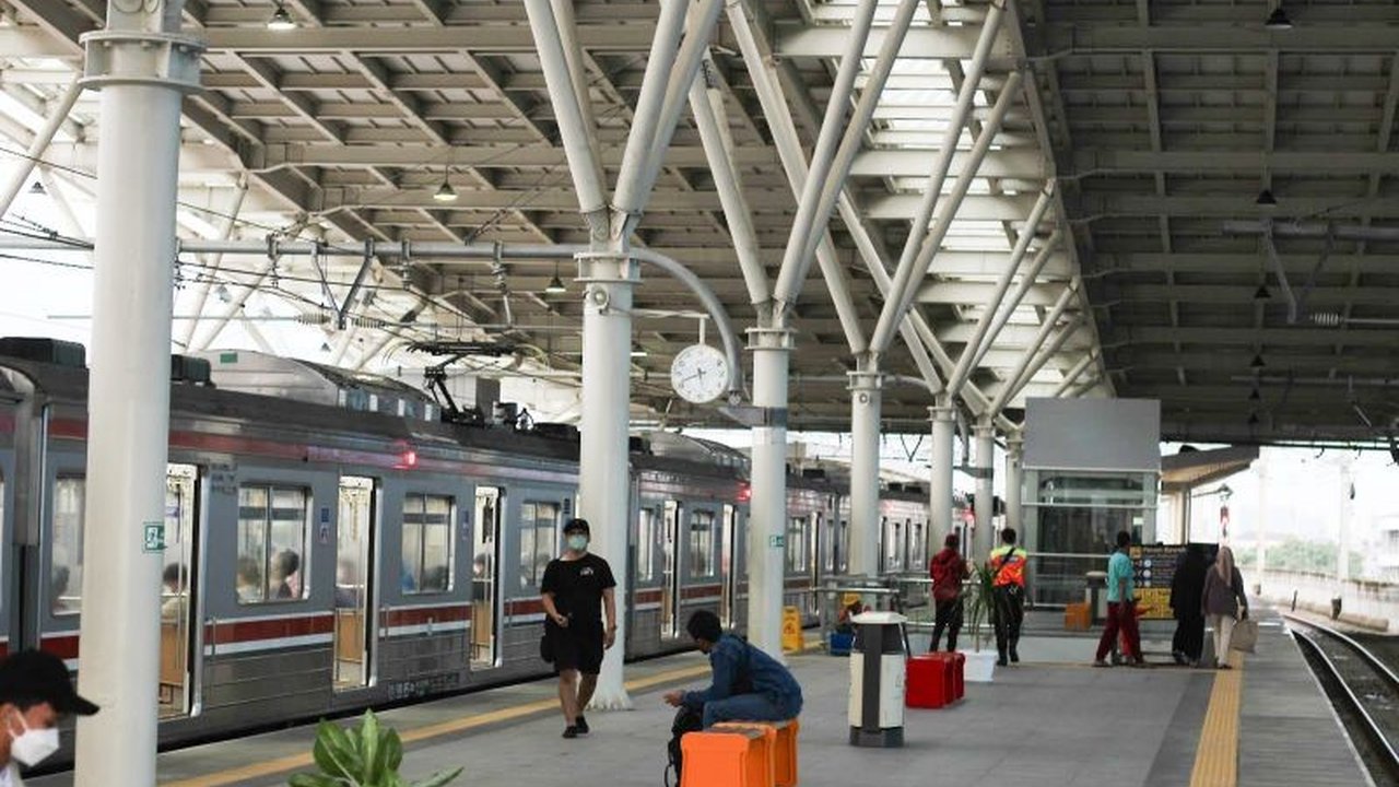 Kementerian Perhubungan (Kemenhub) meluncurkan Gapeka 2025, efektif Februari 2025, yang meningkatkan kecepatan kereta api, menambah rute baru, dan mengoptimalkan layanan untuk perjalanan yang lebih efisien di Jawa dan Sumatera.