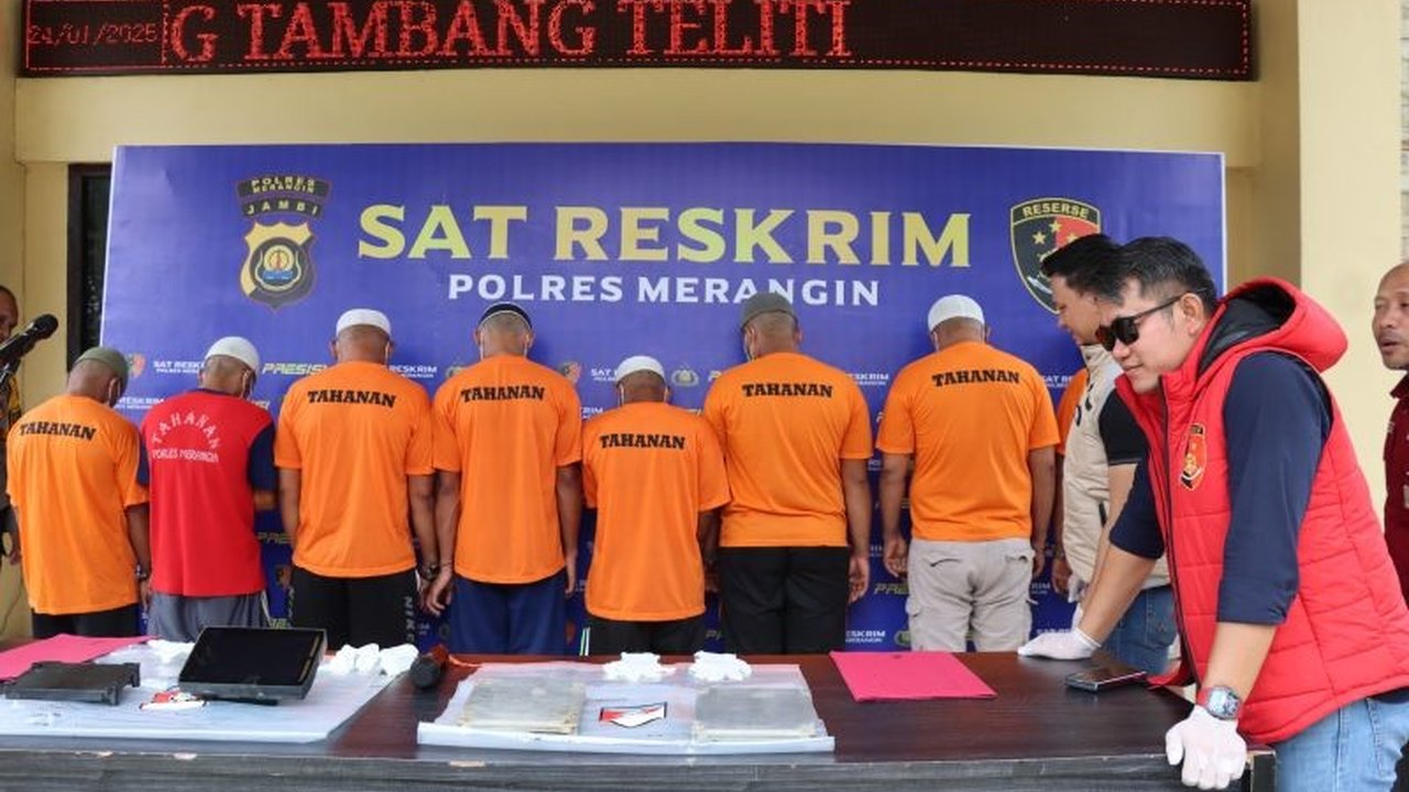Polisi Polres Merangin, Jambi, menangkap delapan tersangka penambangan emas ilegal di dua lokasi berbeda; mereka terancam hukuman 5 tahun penjara dan denda Rp1 miliar.