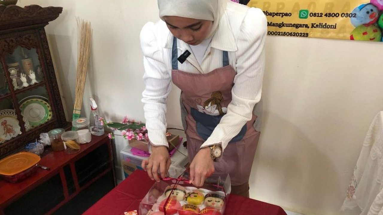 Menjelang Imlek 2576, pedagang bakpao karakter di Palembang, Dessy Pertamasari, menerima ratusan pesanan dengan berbagai karakter dan varian rasa, menghasilkan omzet hingga Rp18 juta per bulan.