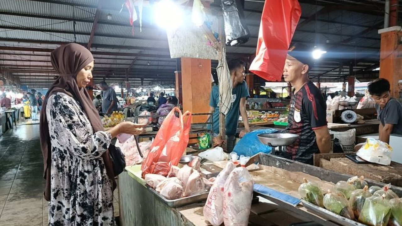 Harga bahan pokok seperti ayam dan beras di Pasar Sentral Timika tetap stabil setelah perayaan Natal 2024 dan Tahun Baru 2025, berkat pemantauan intensif dari Dinas Perindustrian dan Perdagangan Kabupaten Mimika.