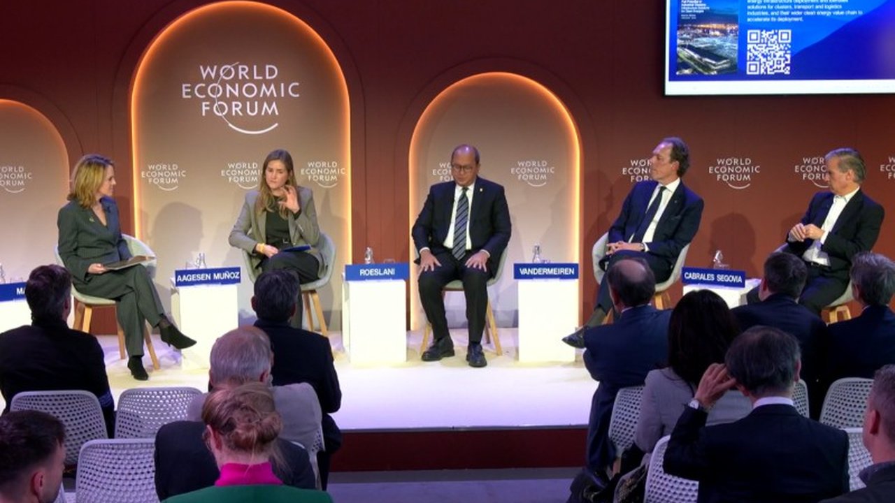 Menteri Investasi Rosan Roeslani mendorong pengembangan kawasan industri di Indonesia yang menerapkan prinsip karbon bersih atau Net Zero Emission (NZE), memanfaatkan potensi energi terbarukan untuk mencapai target tersebut.