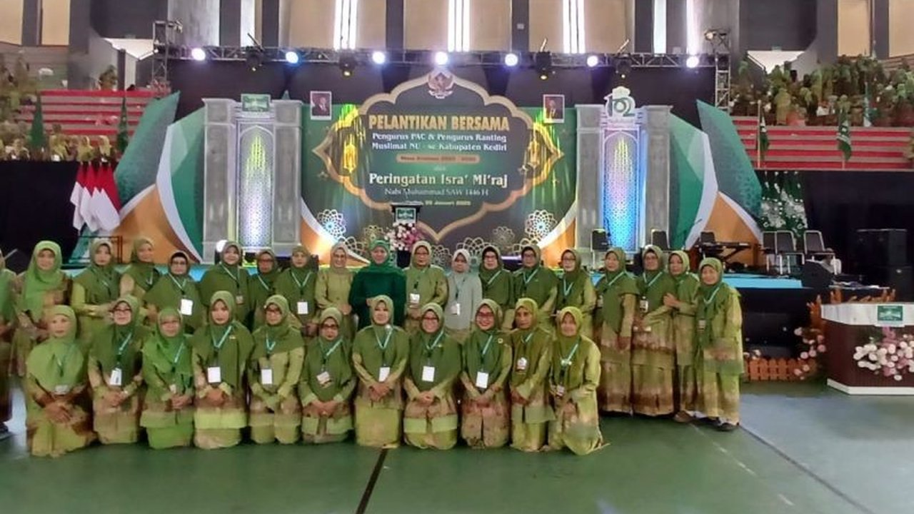 Ketua Umum PP Muslimat NU, Khofifah Indar Parawansa, menekankan pentingnya modal sosial dalam pembangunan bangsa dan peran Muslimat NU dalam mengatasi isu sosial, seperti kemiskinan ekstrem dan stunting, melalui program-program unggulan dan layanan keseha