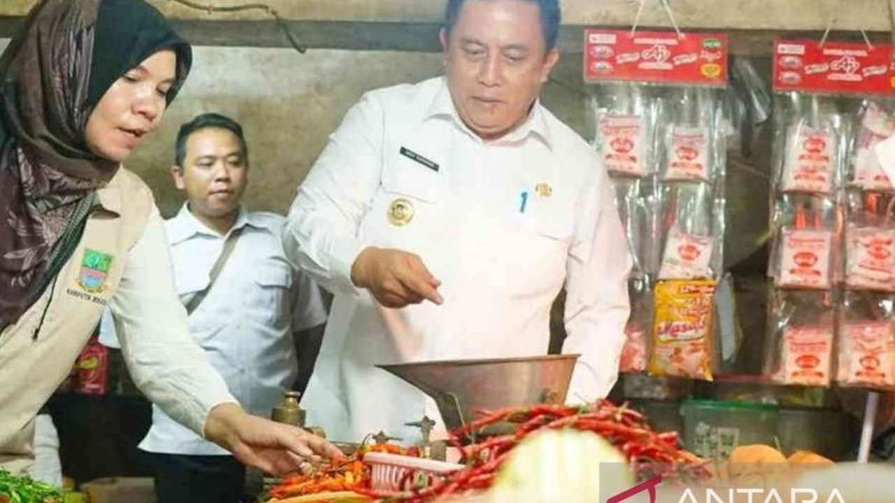 Kabupaten Bekasi berhasil menurunkan laju inflasi setelah menerapkan berbagai strategi pengendalian harga bahan pokok, meskipun beberapa komoditas masih di atas HET.